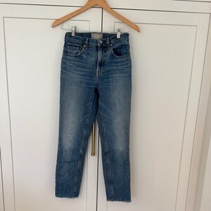 Everlane Women's The Cheeky Jean Straight Leg Crop in Medium Blue Wash